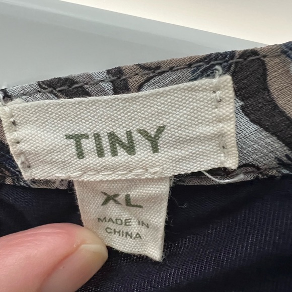 Tiny at Anthropologie beautiful blouse in navy with floral print. Size xl. - Picture 7 of 10